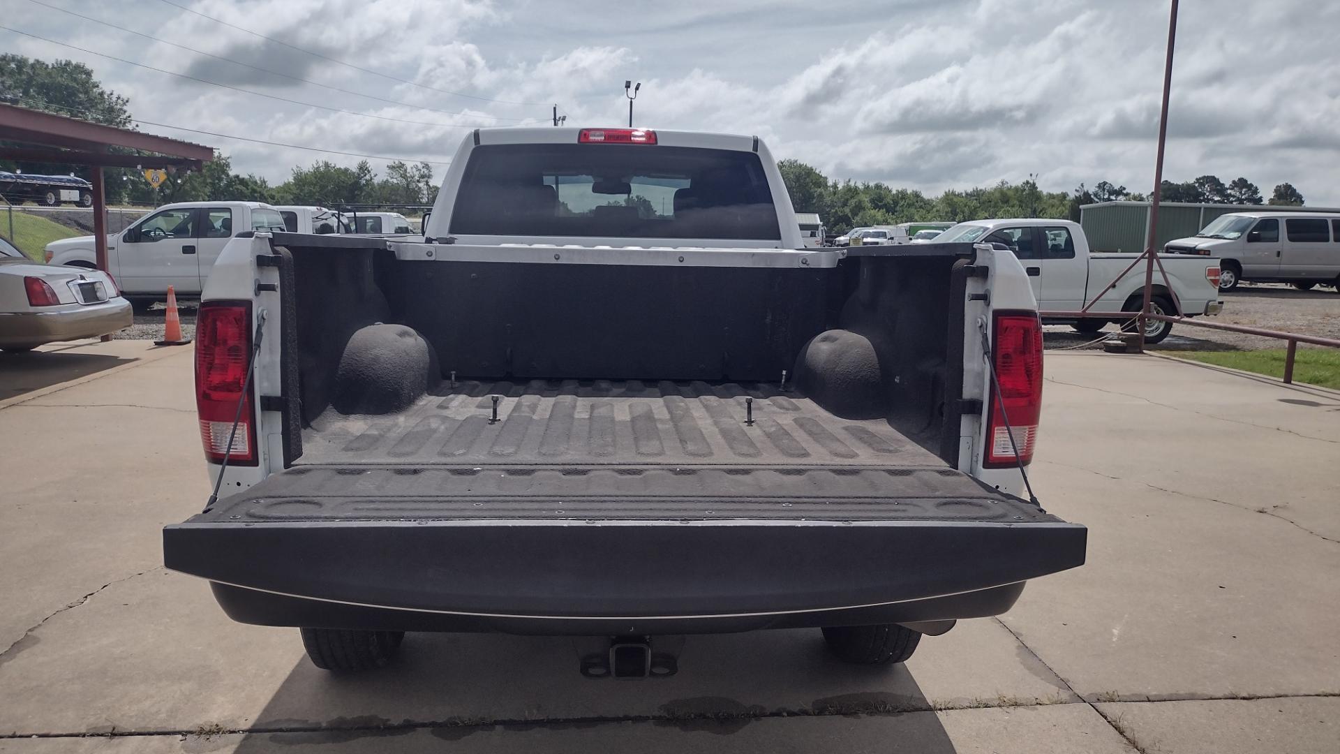 2017 White /Gray RAM 2500 TRADESMAN (3C6UR5H23HG) with an 5.7 engine, AUTOMATIC transmission, located at 17760 Hwy 62, Morris, OK, 74445, (918) 733-4887, 35.609104, -95.877060 - Photo#6